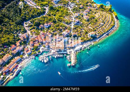 Villaggio di Valun barca a vela sulla vista aerea dell'isola di Cres, regione del Quarnero della Croazia Foto Stock