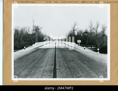 Little Cypress Creek Bridge. Didascalia originale: Progetto F-306(3)(1953) Vista del Little Cypress Creek Bridge No. 30 che mostra il tipo di rotaia, con estremità svasata, cordoli e impianti di drenaggio. Little Cypress Creek Bridge 30 sulla U S 59, nella contea di Marion, Texas. Gen 1953. Stato: Texas. Località: Marion County. Foto Stock