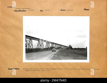 Ferrovia e ponte autostradale sul fiume Mississippi vicino a Baton Rouge, Louisiana. Didascalia originale: Ferrovia e ponte autostradale sul fiume Mississippi - U. S. Route 190, vicino a Baton Rouge, Louisiana. Foto di G. B. Gordon, aprile 1951. Stato: Louisiana. Foto Stock