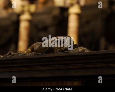 Il coro in mogano scolpito ospita sculture in legno nella Cattedrale di Toledo, Spagna dettaglio Foto Stock