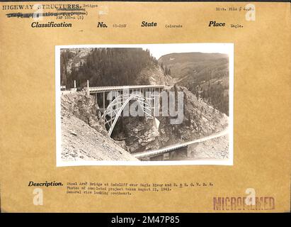 Steel Arch Bridge a Redcliff sul fiume Eagle e Denver e Rio Grande Western Railroad. Didascalia originale: Steel Arch Bridge a Redcliff sul fiume Eagle e D. & R. G. W. R. Foto del progetto completato del 21 agosto 1941. Vista generale sul sud-est. Stato: Colorado. Località: Eagle. Foto Stock