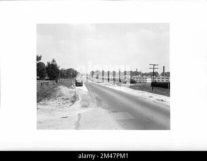 Arlington County, Virginia - autobus Turnout. Didascalia originale: Arlinton County, Virginia - Bus Turnout (adiacente) di fronte autobus turnout adiacente a 2 corsie autostrada - Arlington Ridge Road all'ingresso sud di Arlington Farms Residence Halls. Foto di T. W. Kines 8-17-1945. Stato: Virginia. Località: Arlington County. Foto Stock