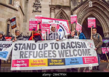 Londra, Regno Unito. 19th Dec, 2022. Durante la manifestazione, i manifestanti sono in possesso di un cartello di "accoglienza dei rifugiati" e di cartelli. I manifestanti si sono riuniti al di fuori delle reali Corti di giustizia a sostegno dei rifugiati e in opposizione al programma per i rifugiati ruandesi, mentre l'alta Corte ha stabilito se il piano di espulsione del Ruanda del governo britannico è legale. I manifestanti si sono riuniti al di fuori delle reali Corti di giustizia a sostegno dei rifugiati e in opposizione al programma per i rifugiati ruandesi, mentre l'alta Corte ha stabilito se il piano di espulsione del Ruanda del governo britannico è legale. Credit: SOPA Images Limited/Alamy Live News Foto Stock