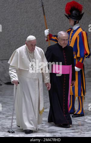 Città del Vaticano, 19 Decenber, 2022. Papa Francesco, affiancato da Monsignor Leonardo Sapienza, arriva in udienza con i dirigenti e i delegati del sindacato CGIL italiano nella Sala Paolo VI. Maria Grazia Picciarella/Alamy Live News Foto Stock