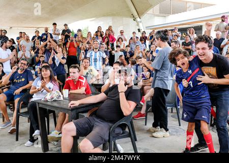 I tifosi di calcio si sono riuniti all'esterno di un bar a Merida Messico per assistere alla partita di calcio della Coppa del mondo FIFA tra Francia e Argentina, il 18 dicembre 2022 Foto Stock