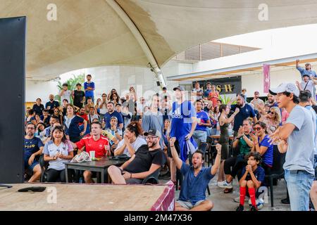 I tifosi di calcio si sono riuniti all'esterno di un bar a Merida Messico per assistere alla partita di calcio della Coppa del mondo FIFA tra Francia e Argentina, il 18 dicembre 2022 Foto Stock