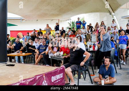 I tifosi di calcio si sono riuniti all'esterno di un bar a Merida Messico per assistere alla partita di calcio della Coppa del mondo FIFA tra Francia e Argentina, il 18 dicembre 2022 Foto Stock