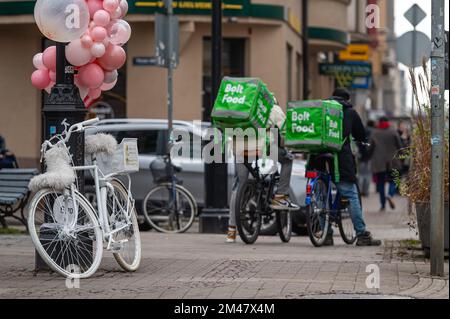 Riga, Lettonia - 4 novembre 2022: Culle Bolt Food su biciclette. Consegna rapida di cibo in bicicletta. Vista posteriore. Foto Stock