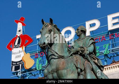 MADRID, SPAGNA - 16 MARZO 2016: Dettaglio della statua equestre di Carlos III accanto al segno di Tio Pepe. Puerta del Sol, Madrid. Foto Stock