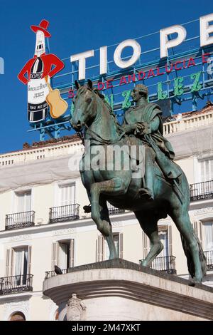 MADRID, SPAGNA - 16 MARZO 2016: Statua equestre di Carlo III vicino al segno di Tio Pepe. Puerta del Sol, Madrid. Foto Stock