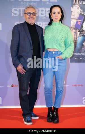 Dresda, Germania. 19th Dec, 2022. Wolfgang Stumph e Stephanie Stumph stand al Rundkino in occasione della prima del film 'Stube Spezial: Ausgeliefert'. Credit: Sebastian Kahnert/dpa/Alamy Live News Foto Stock