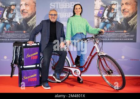 Dresda, Germania. 19th Dec, 2022. Wolfgang Stumph e Stephanie Stumph stand al Rundkino in occasione della prima del film 'Stube Spezial: Ausgeliefert'. Credit: Sebastian Kahnert/dpa/Alamy Live News Foto Stock