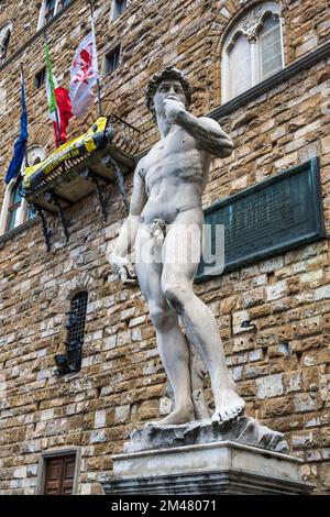 Il David di Michelangelo (replica) si trova all'ingresso di Palazzo Vecchio in Piazza della Signoria a Firenze, Toscana, Italia Foto Stock