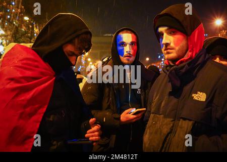 Parigi, Francia. 19th Dec, 2022. Gli appassionati di calcio reagiscono dopo aver visto le finali della Coppa del mondo in Qatar. Gli appassionati di calcio francesi si riuniscono sugli Champs Elysees di Parigi per sostenere la loro nazionale che giocano contro l'Argentina durante la finale della Coppa del mondo FIFA Qatar 2022 il 18 dicembre 2022. L'Argentina alla fine è incoronata come vincitore dopo aver vinto 4-2 in penalità anche se le due squadre raggiungono un pareggio 3-3 in tempo extra. Credit: SOPA Images Limited/Alamy Live News Foto Stock