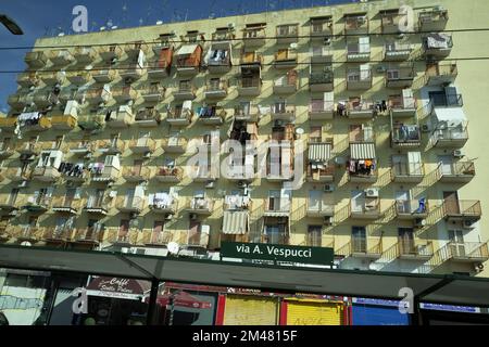 Napoli-Italia-circa marzo 2022. Immagine tipica di un edificio di appartamenti sulla Av. Napoletana. Viale Vespucci con vista incantevole appesi sul balcone Foto Stock