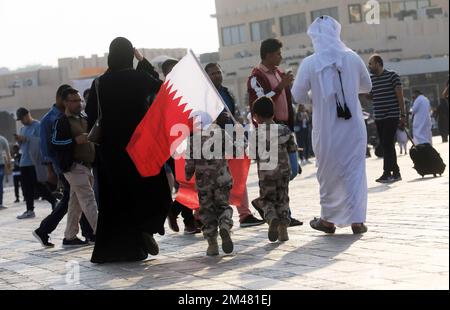 Doha, Qatar. 18th Dec, 2022. Un ragazzo del Qatar detiene la bandiera nazionale del qatar durante la celebrazione della Giornata Nazionale e la partita finale tra Argentina e Francia nella Coppa del mondo FIFA. Celebrazioni e attività si sono svolte in vari luoghi del paese, tra cui Katara, Corniche e la città di Umm Salal Mohammed. Il 18 dicembre 2022 a Doha, Qatar. (Credit Image: © Sidhik Keerantakath/eyepix via ZUMA Press Wire) Foto Stock