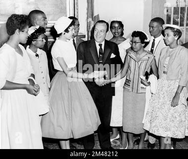 Robert Wagner, sindaco di New York, ha salutato il "Little Rock Nine", nove adolescenti che hanno frequentato la Central High School, Little Rock, Arkansas. I Little Rock Nine erano un gruppo di nove studenti afroamericani iscritti alla Little Rock Central High School nel 1957. Foto Stock