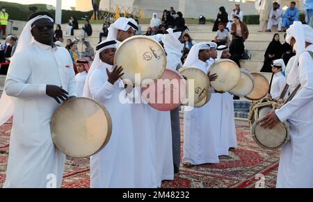 Doha, Qatar. 18th Dec, 2022. 18 dicembre 2022, Doha, Qatar: Qatar persone durante la celebrazione della Giornata Nazionale e l'incontro finale tra Argentina e Francia nella Coppa del mondo FIFA. Celebrazioni e attività si sono svolte in vari luoghi del paese, tra cui Katara, Corniche e la città di Umm Salal Mohammed. Il 18 dicembre 2022 a Doha, Qatar. (Foto di Sidhik Keerantakath/ Eyepix Group/Sipa USA) Credit: Sipa USA/Alamy Live News Foto Stock