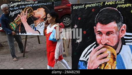 Mumbai, India. 19th Dec, 2022. Un artista della scuola d'arte di Gurukul porta un dipinto di Lionel messi baciando il trofeo di Coppa del mondo, il dipinto è un complimento per l'Argentina per aver vinto la Coppa del mondo di calcio. L'Argentina ha vinto la Coppa del mondo FIFA (Federation Internationale de Football Association) dopo 36 anni dal loro ultimo trionfo sulla Germania occidentale nel 1986. Credit: SOPA Images Limited/Alamy Live News Foto Stock