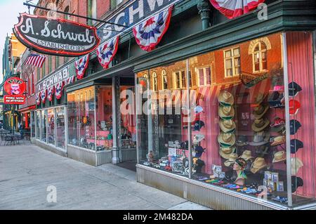 11 ottobre 2006, Memphis, TN, USA: Esterno del negozio generale A. Schwab e fontana di soda su Beale Street a Memphis, TN. Il negozio è di proprietà di una famiglia Foto Stock