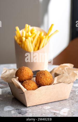 Carne di manzo, ingredienti carne di manzo affumicata, latte, farina, formaggio ripieno di mozzarella. Servito su piatti di carta. Cibo per la consegna. mockup per il logo Foto Stock