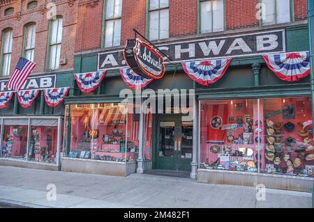 11 ottobre 2006, Memphis, TN, USA: Esterno del negozio generale A. Schwab e fontana di soda su Beale Street a Memphis, TN. Il negozio è di proprietà di una famiglia Foto Stock