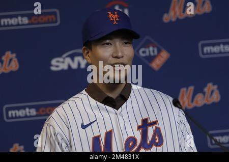 New York, Stati Uniti. 19th Dec, 2022. Il giocatore giapponese di baseball Kodai Senga parla lunedì 19 dicembre 2022 a una conferenza stampa al Citi Field di New York. Senga ha firmato un accordo quinquennale del valore di $75 milioni di dollari. Foto di Peter Foley/UPI Credit: UPI/Alamy Live News Foto Stock