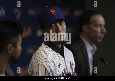 New York, Stati Uniti. 19th Dec, 2022. Il giocatore giapponese di baseball Kodai Senga, al centro, del Giappone, parla in occasione di una conferenza stampa presso il Citi Field di New York, lunedì 19 dicembre 2022. Senga ha firmato un accordo quinquennale del valore di $75 milioni di dollari. Foto di Peter Foley/UPI Credit: UPI/Alamy Live News Foto Stock