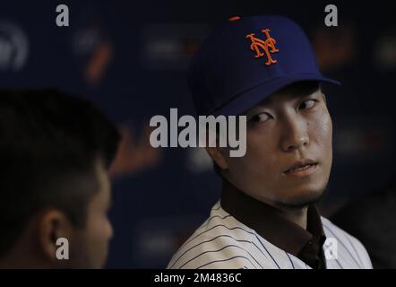 New York, Stati Uniti. 19th Dec, 2022. Il giocatore giapponese di baseball Kodai Senga parla lunedì 19 dicembre 2022 a una conferenza stampa al Citi Field di New York. Senga ha firmato un affare di cinque anni del valore di $$75 milione dollari foto da Peter Foley/UPI accreditamento: UPI/Alamy Live News Foto Stock