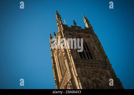 Derby Cattedrale con cielo blu, derby, inghilterra, regno unito Foto Stock