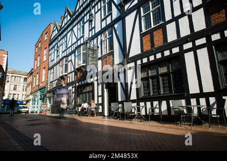 Il vecchio campanile, casa pubblica su Sadlergate, derby, inghilterra. architettura tudor Foto Stock