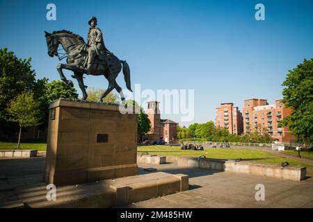 Statua del principe Charles Edward Stuart (Bonnie Prince Charlie) a cavallo a Derby uk. Verde cattedrale Foto Stock