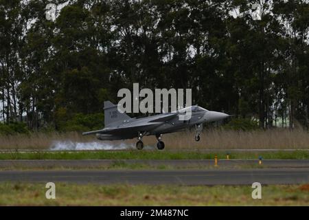 Anapolis, Brasile. 19th Dec, 2022. GO - Anapolis - 12/19/2022 - ANAPOLIS, CERIMONIA DI AVVIO DELLE OPERAZIONI DI GRIPEN - Aeronautica Brasiliana F-39 Gripen Fighter atterra durante la cerimonia di avvio delle attività operative per i combattenti F-39 Gripen, presso la base aerea di Anapolis, ad Anapolis, Goias, 19 dicembre 2022. Foto: Mateus Bonomi/AGIF/Sipa USA Credit: Sipa USA/Alamy Live News Foto Stock