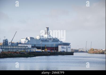 Costruzione della fregata della nave da guerra in corso a BAE Systems sul fiume Clyde Foto Stock