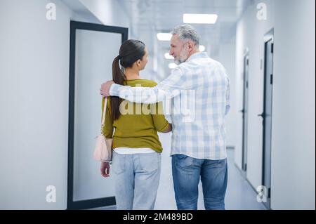 Una coppia nel corridoio clinico dopo la procedura diagnostica Foto Stock