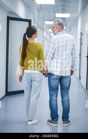 Una coppia nel corridoio clinico dopo la procedura diagnostica Foto Stock