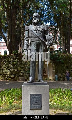 PETROPOLIS, RIO DE JANEIRO, BRASILE - 28 ottobre 2022: Statua di Dom Pedro II nel giardino Foto Stock