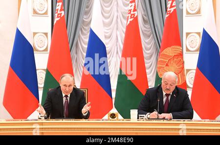 Minsk, Bielorussia. 19th Dec, 2022. Il presidente bielorusso Alexander Lukashenko (R) e il presidente russo Vladimir Putin (L) fanno una dichiarazione durante il loro incontro al Palazzo d'indipendenza di Minsk, in Bielorussia, lunedì 19 dicembre 2022. Il presidente Putin arriva a Minsk per parlare con il presidente bielorusso Alexander Lukashenko per la prima volta in tre anni e mezzo. Foto di Kremlin Pool/UPI Credit: UPI/Alamy Live News Foto Stock