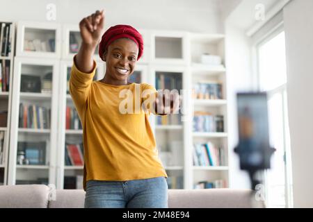 Famoso influenzatore afro-americano di contenuti di registrazione per i follower Foto Stock