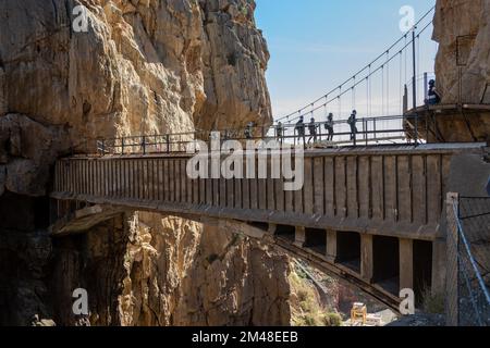 Il ponte che attraversa la gola di El Chorro vicino a Malaga, Spagna Foto Stock