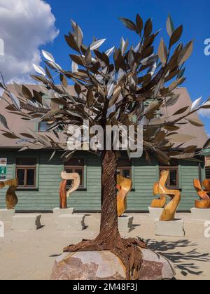 Scultura commemorativa dell'albero della speranza al di fuori della Casa del Ghetto, del Ghetto di riga e dell'Olocausto Muserum lettone, riga, Lettonia, Stati baltici, Europa Foto Stock