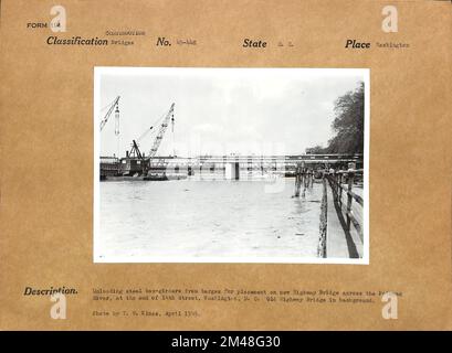 Scarico delle travi in acciaio dalle chiatte per il posizionamento. Didascalia originale: Scaricare le travi in acciaio dalle chiatte per il posizionamento sul nuovo ponte autostradale attraverso il fiume Potomac, alla fine di 14th Street, Washington, DC. Ponte sulla vecchia autostrada sullo sfondo. Foto di T. W. Kines. Stato: DC. Località: Washington. Foto Stock