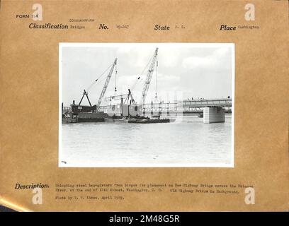 Scarico delle travi in acciaio dalle chiatte per il posizionamento. Didascalia originale: Scaricare le travi in acciaio dalle chiatte per il posizionamento sul nuovo ponte autostradale attraverso il fiume Potomac, alla fine di 14th Street, Washington, DC. Ponte sulla vecchia autostrada sullo sfondo. Foto di T. W. Kines. Stato: DC. Località: Washington. Foto Stock