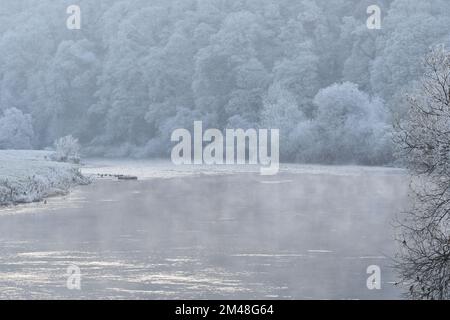 Nebbia che sorge sul fiume Nore, Thomastown, Co.. Kilkenny, Irlanda Foto Stock