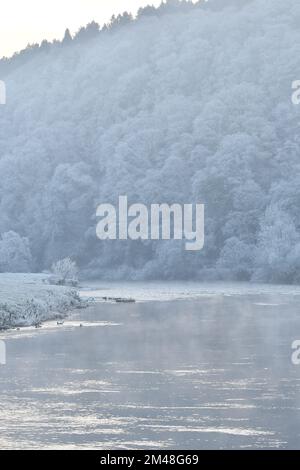 Nebbia che sorge sul fiume Nore, Thomastown, Co.. Kilkenny, Irlanda Foto Stock