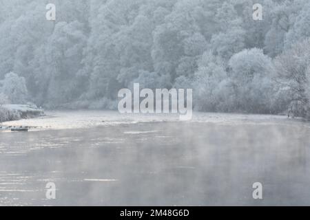 Nebbia che sorge sul fiume Nore, Thomastown, Co.. Kilkenny, Irlanda Foto Stock