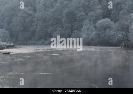 Nebbia che sorge sul fiume Nore, Thomastown, Co.. Kilkenny, Irlanda Foto Stock