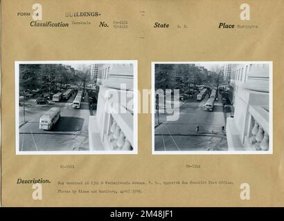 Terminal degli autobus a 13th Street e Pennsylvania Avenue, NW. Didascalia originale: Terminal degli autobus a 13th Street e Pennsylvania Avenue, N.W. di fronte all'ufficio postale di ben Franklin. Foto di T. W. Kines e Fred Sandburg, aprile 1949. Stato: Washington, DC. Foto Stock