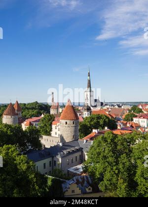 Vista della città dalla piattaforma di osservazione di Patkuli, Città Vecchia, Tallinn, Estonia, Stati baltici, Europa Foto Stock