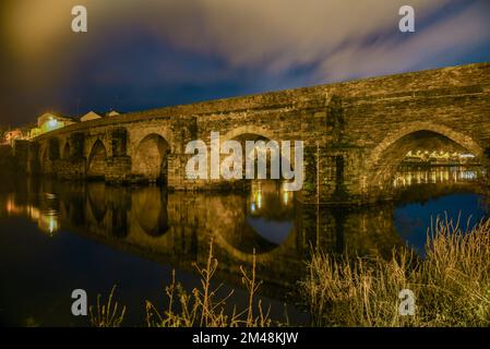 Paesaggio notturno del ponte romano di Lugo sul fiume Minho in spagna Foto Stock